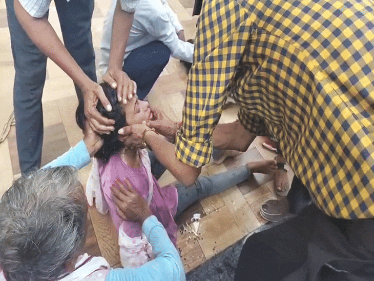 रीवा खाद के लिए खड़े किसानों पर लाठीचार्ज के दूसरे दिन उमरी में किसानों में भगदड़ मच गई।