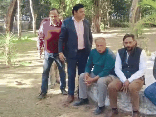 पंचकूला में डीजी हेल्थ ऑफिस के बाहर भूख हड़ताल पर बैठे डॉक्टर।