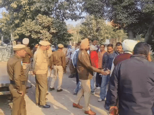 कुरुक्षेत्र में KDB ने जमीन से छुड़वाया कब्जा:  दीवार गिराई, संचालिका बोलीं- हवन-यज्ञ करते थे, जमीन संस्थान की, अधिकारियों ने मांगा रिकॉर्ड – Kurukshetra News