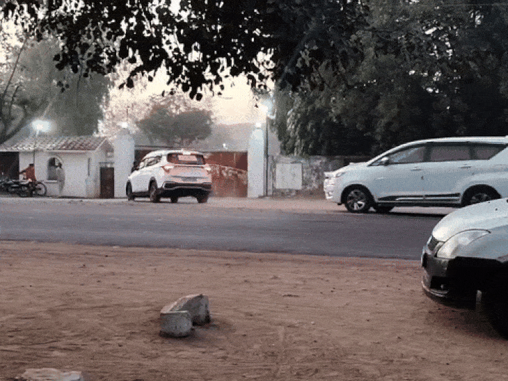 आयकर विभाग की टीम शादी के स्टिकर लगी गाड़ियों से फैक्ट्रियों तक पहुंची। - Dainik Bhaskar