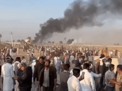 बुधवार शाम को भड़की हिंसा के दौरान सैकड़ों की संख्या में किसान फैक्ट्री के पास जमा थे।