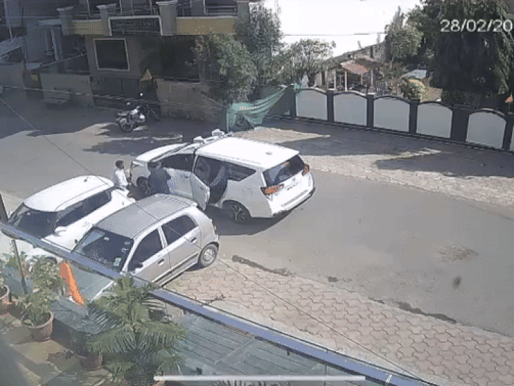 मारपीट करने का पुराना वीडियो भी सामने आया है।