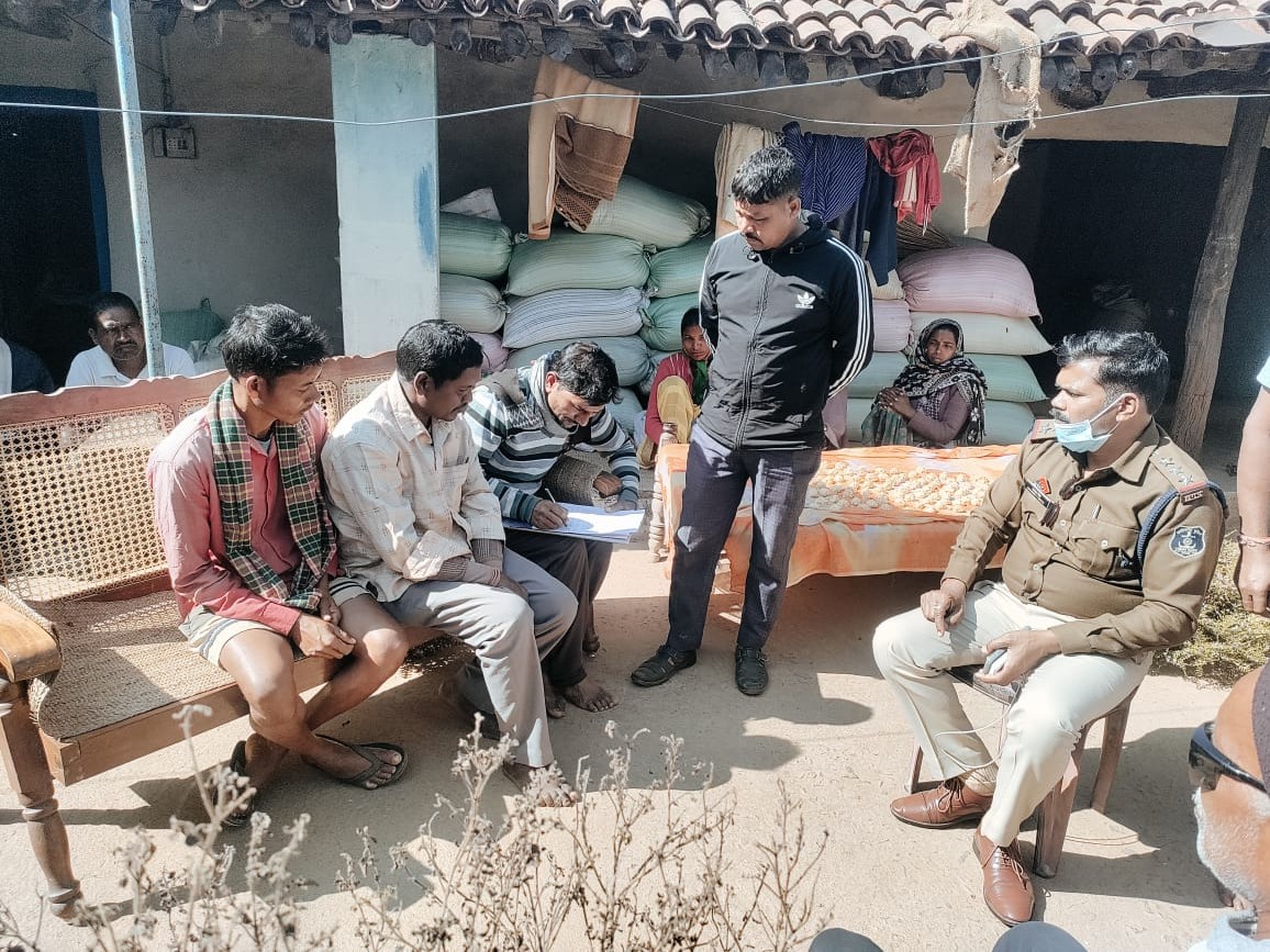 पत्नी की हत्या के बाद घटनास्थल पर पहुंची राजपुर थाना की पुलिस।