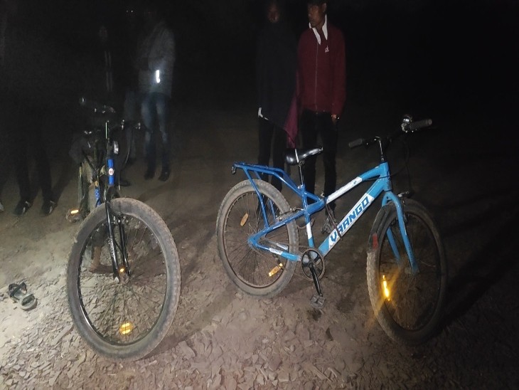 बच्चों की साइकिल और सैंडल हसदेव नदी किनारे मिली थीं।