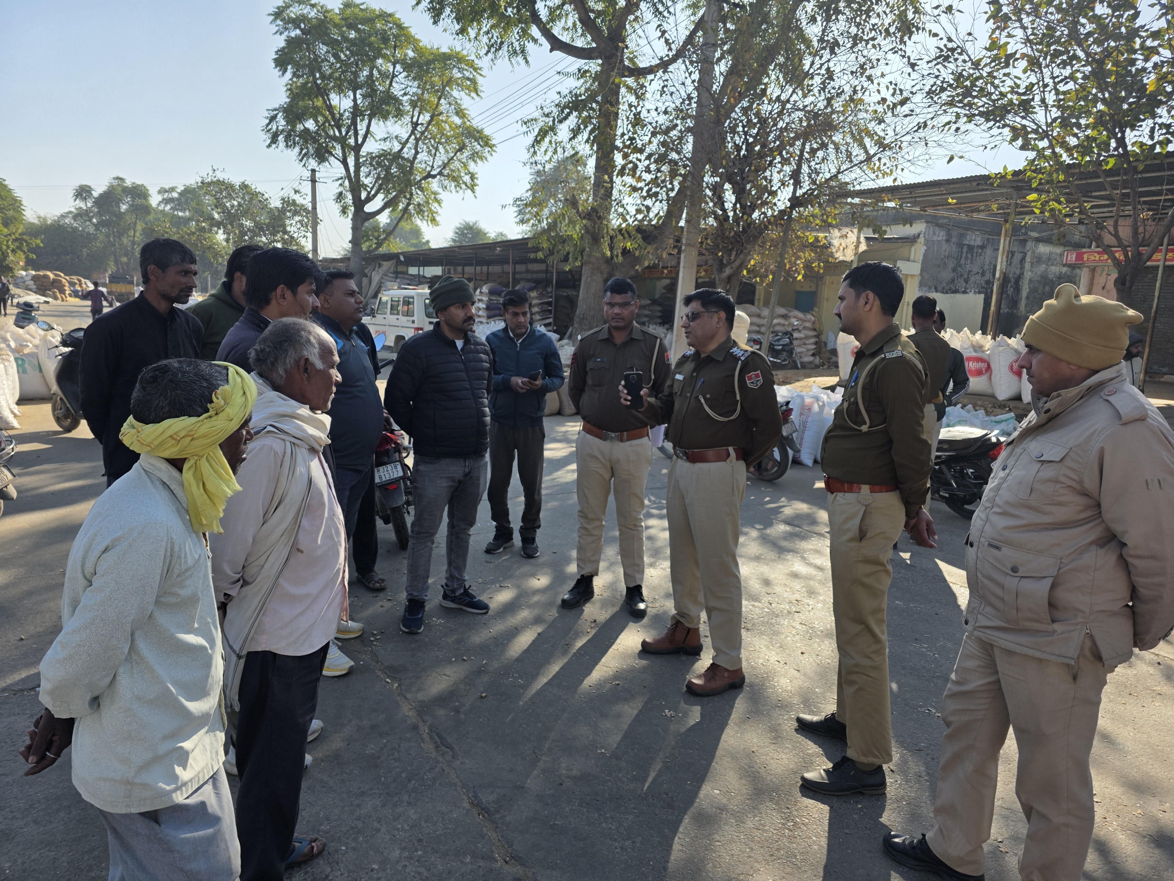 घटना को लेकर मंडी व्यापारियों में आक्रोश फैल गया। व्यापारियों ने चोरों के नहीं पकड़े जाने तक कार्य स्थगन का फैसला लिया है।