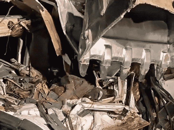 हादसे के बाद पुलिस वाहन में शव फंसे नजर आए।