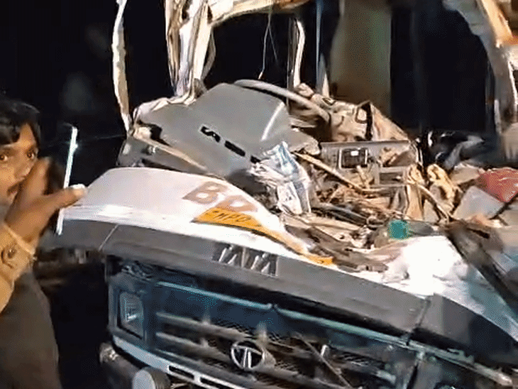 जेसीबी की मदद से वाहन के फ्रेम को सीधा कर शवों को निकाला गया।