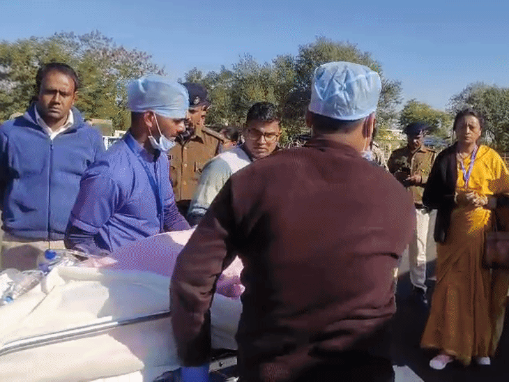 घायल जवान को एयरलिफ्ट कर दिल्ली भेजा गया।