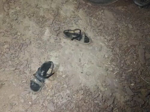 नदी के पास पुलिस ने बच्चों की चप्पल भी बरामद की है।