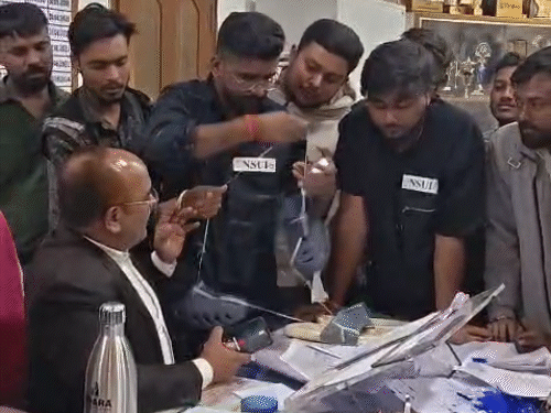 प्राचार्य को जूते-चप्पलों की माला पहनाने की कोशिश की।