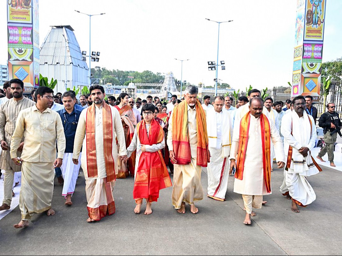आंध्र CM चंद्रबाबू नायडू, उनके बेटे नारा लोकेश और पोते नारा देवांश 21 मार्च को तिरुपति मंदिर गए थे। इस दौरान तीनों ने दुपट्टा ओढ़ रखा था। - Dainik Bhaskar