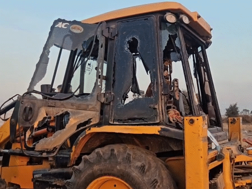 किसानों ने जबरन फैक्ट्री में घुसकर वहां खड़ी जेसीबी में तोड़फोड़ की।