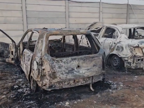 आगजनी के बीच प्रदर्शनकारियों को रोकने के लिए पुलिस ने आंसू गैस के गोले भी दागे। अधिकारियों ने बताया कि संघर्ष में दोनों ओर से कई लोग घायल हुए हैं।