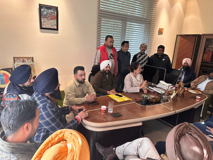अमृतसर में समर्थकों के साथ मीटिंग करतीं डॉ. नवजोत कौर सिद्धू।