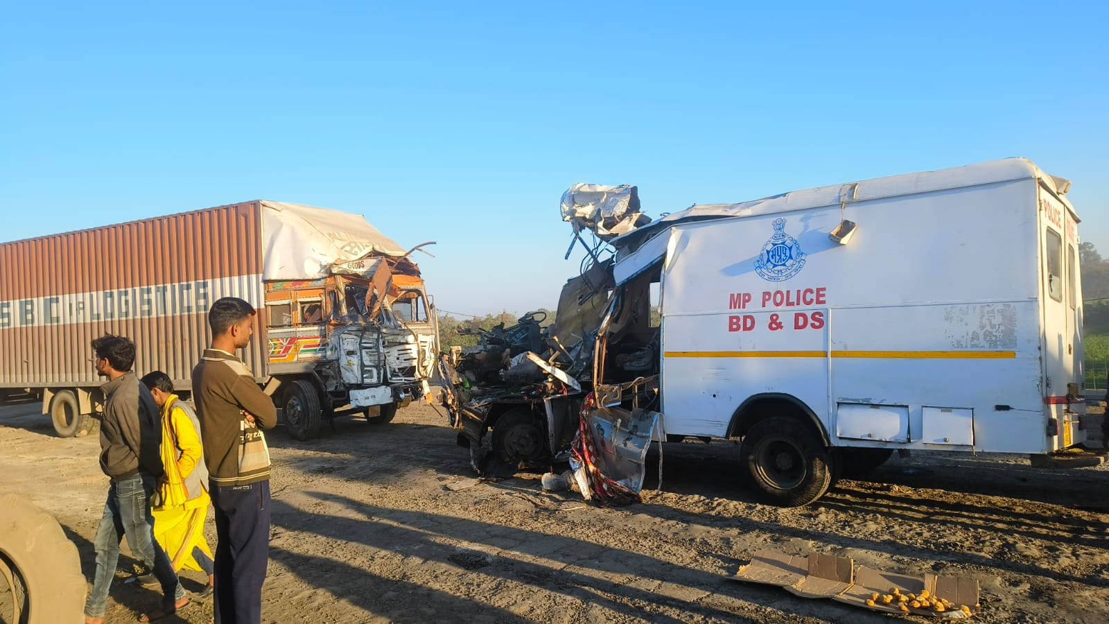 जिस ट्रक से पुलिस वाहन की टक्कर हुई, वह भी क्षतिग्रस्त हो गया।