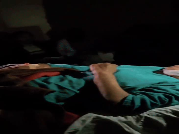 पेशेंट से बात करते हुए डॉक्टर।