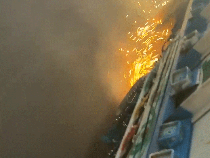 पिकअप का टायर फटने के बाद गौ तस्कर स्टेपनी से पिकअप को सड़क पर दौड़ाते रहे।