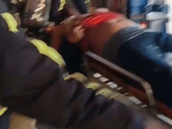 हादसे में एक जवान घायल हुआ है, उसे अस्पताल ले जाया गया।