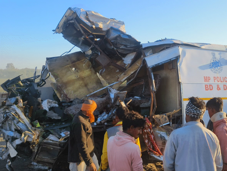 बीडीडीएस वाहन के सामने का हिस्सा पूरी तरह पिचक गया, जिसमें शव फंस गए।