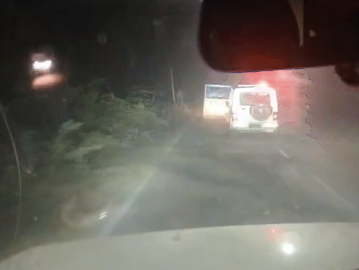 पुलिस की गाड़ियों ने गौ तस्करों का 10 किलोमीटर तक पीछा किया।