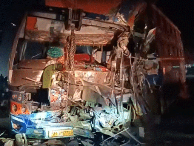 सीकर जिले के जयपुर-बीकानेर नेशनल हाईवे (झुंझुनूं बायपास) पर फतेहपुर के पास हुए हादसे में बस के परखच्चे उड़ गए।