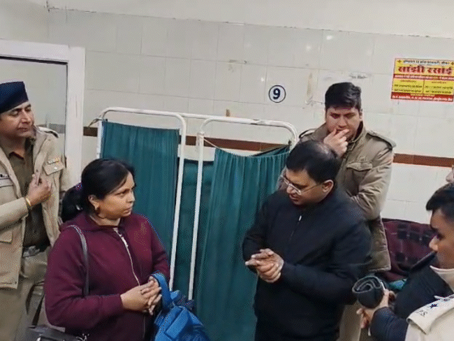 कलेक्टर-एसपी ने देर रात सीकर के एसके हॉस्पिटल में घायलों की कुशलक्षेम पूछी।