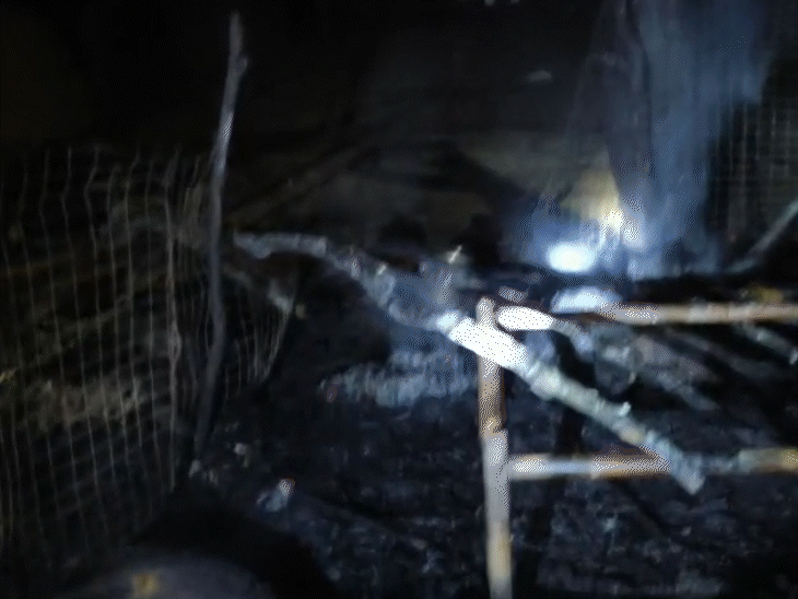 इस हादसे में घर में रखा पूरा सामान जलकर खाक हो गया। टॉर्च की रोशनी में बच्चियों को ढूंढा गया।