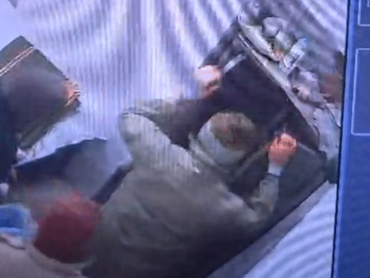 अलमारी में रखा कैश भी प्लास्टिक के कट्टे में भर लिया।