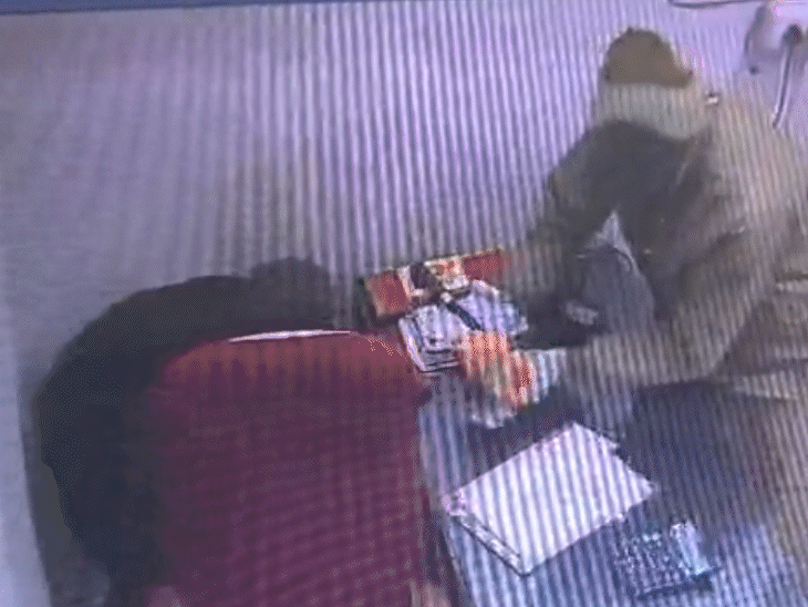 श्रीमाधोपुर कृषि उपज मंडी की दुकानों के ताले तोड़कर चोरों ने नकदी चुरा ली। चोर नकदी और सामान को प्लास्टिक के कट्टे में डालकर ले गए।