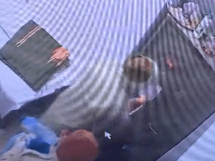 साथ में लाए लोहे के औजारों से अलमारियों और गल्ले के ताले तोड़े गए।