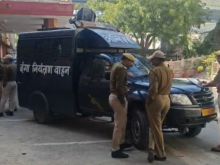 आज भी कोर्ट परिसर को बम से उड़ाने की धमकी मिली है। सूचना के बाद मौके पर बमनिरोधक दस्ता और डॉग स्क्वायड की टीम पहुंची।