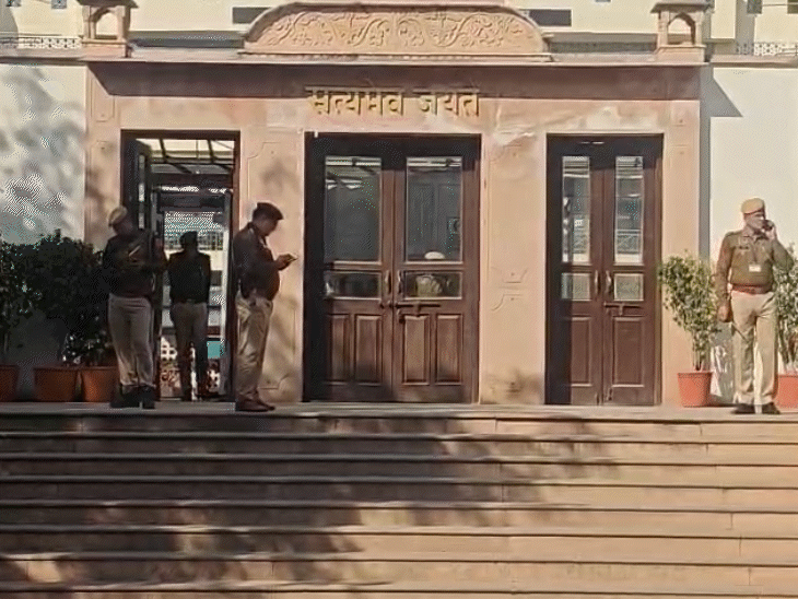 सत्यमेव जयते भवन को हाई कोर्ट परिसर को पूरी तरीके से सुरक्षित पाया। 11:30 से सभी अदालतों में कार्यवाही शुरू हुई।