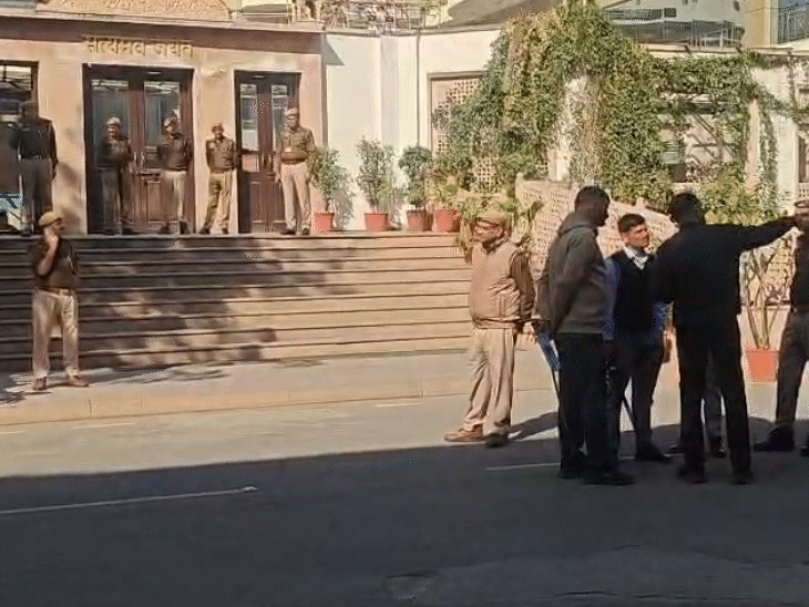 करीब 2 घंटे तक चले तलाशी अभियान में मुख्य भवन से लेकर पार्किंग और रिकॉर्ड रूम तक सघन जांच की गई, लेकिन कोई संदिग्ध वस्तु नहीं मिली। इसके बाद मामले को 'होक्स मेल' यानी झूठी धमकी मानते हुए साइबर सेल को जांच सौंप दी गई।