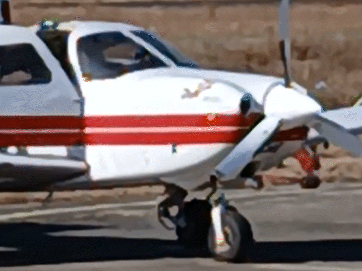 एविएशन कंपनी के कर्मचारी मौके पर दौड़े और पायलट को एयरक्राफ्ट से बाहर निकाला।