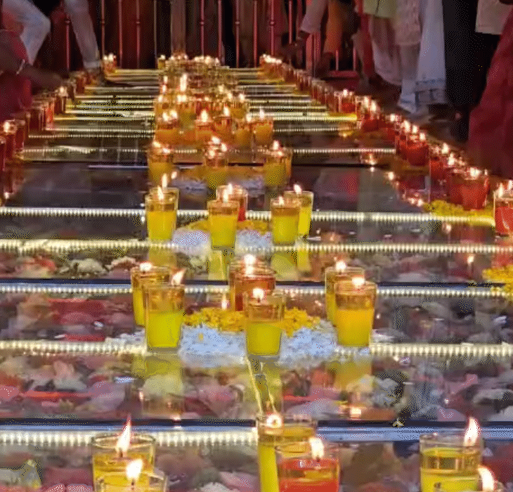 दीप जलने के बाद मंदिर परिसर जगमग हो गया।