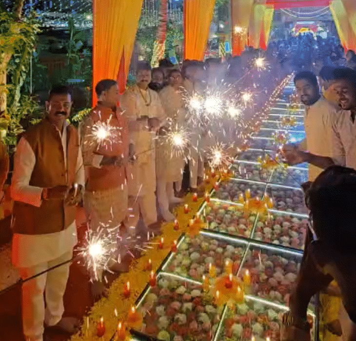 मुख्य पुजारी दीपेश व्यास के साथ अन्य भक्तों ने दीप जलाने के बाद फूलझड़ियां जलाईं।