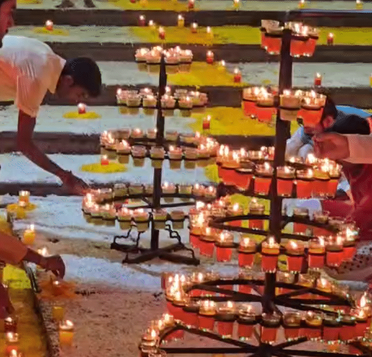 इंदौर में रणजीत हनुमान मंदिर परिसर में 51 हजार दीप जलाए गए।