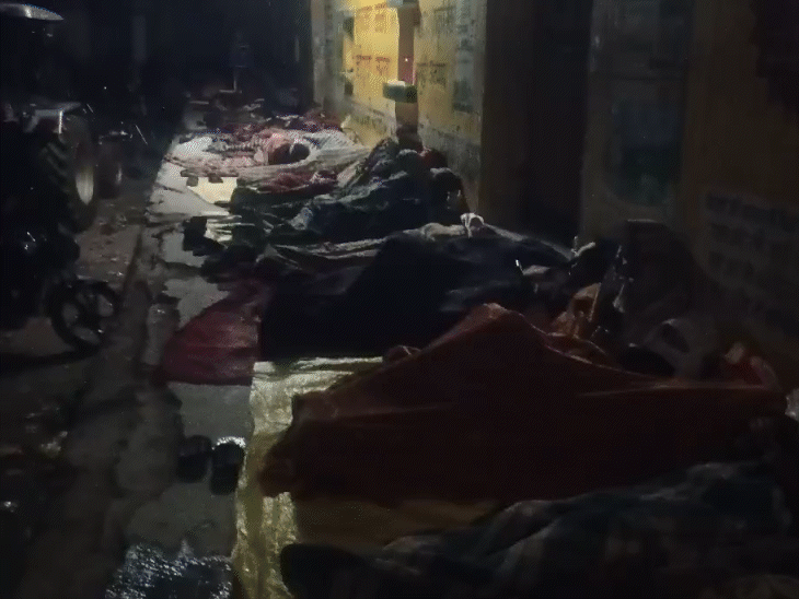 महिलाएं भी रात को सड़कों पर डेरा डाले हुए हैं, ताकि खाद मिल सके।