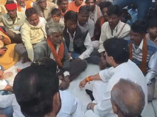 सांसद ज्योतिरादित्य सिंधिया और विधायक जयवर्धन सिंह भी किसानों से मिलने पहुंचे।
