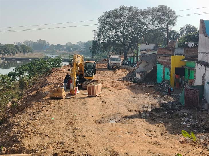 मरीन ड्राइव के लिए तोड़फोड़ वाले स्थल को समतल करने काम शुरू किया गया।