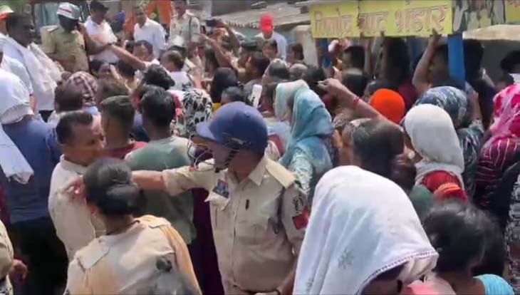 जून माह में तोड़-फोड़ के विरोध में क्षेत्रवासियों ने जमकर विरोध प्रदर्शन किया था।