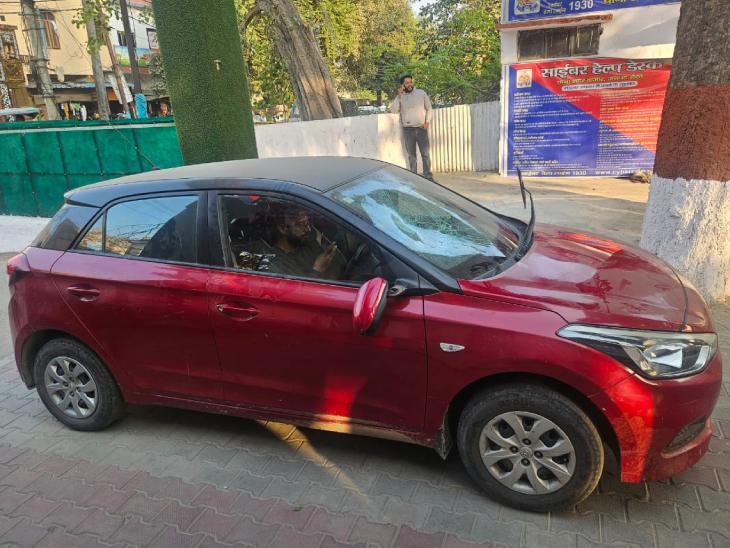 इस कार को घेरकर हमलावरों ने की तोड़फोड़ 