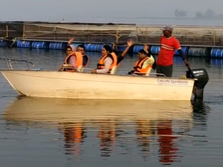 लोग यहां बोटिंग का भी लुत्फ उठाते हैं।