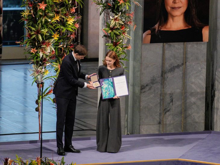 नोबेल कमेटी ने मारिया को बेटी को उनका पीस प्राइज देकर सम्मानित किया।