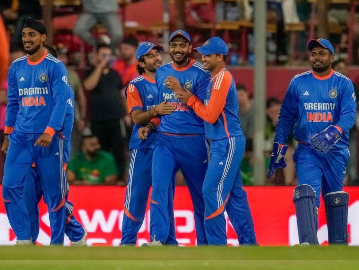 इंडियन क्रिकेट टीम के खिलाड़ी खुशी मनाते हुए। (फाइल फोटो)