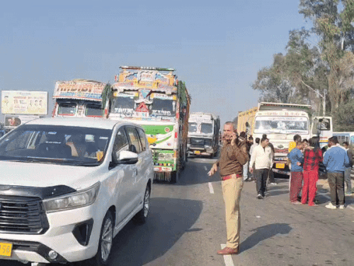 हाईवे से जाम खुलवाती पुलिस।