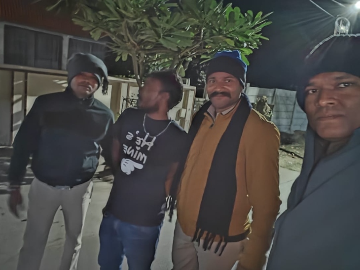 आरक्षक सोनू पाल और आशीष राठौर ने चोर को पकड़ा।