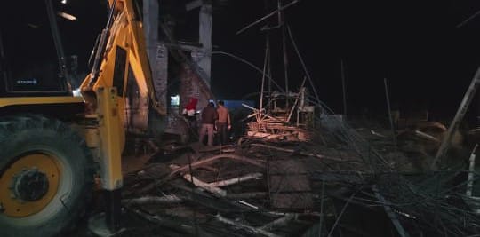 मौके पर मौजूद लोग।