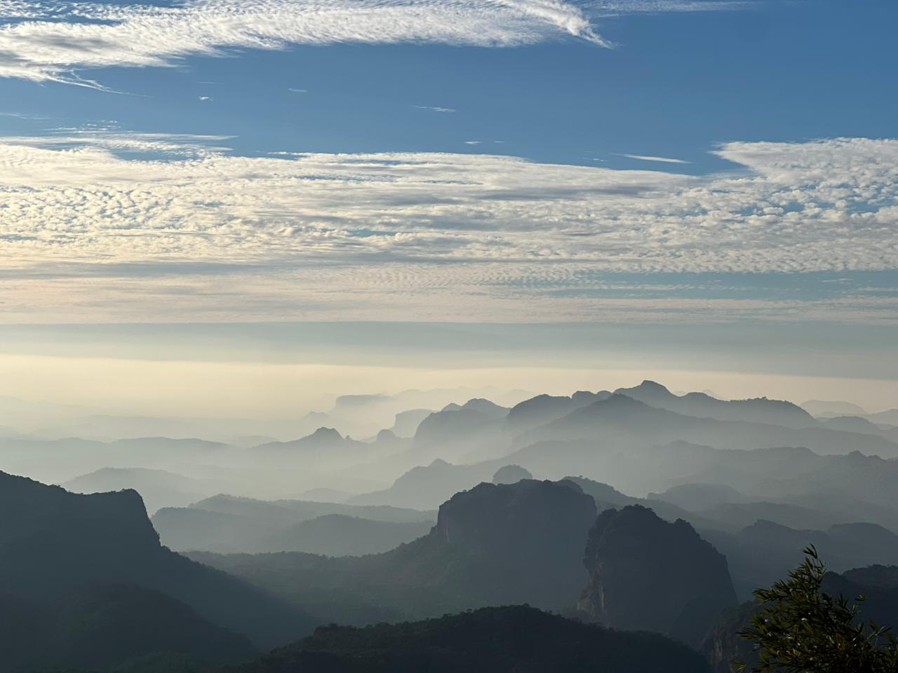 मध्य प्रदेश के पचमढ़ी में बुधवार शाम मौसम साफ दिखा।
