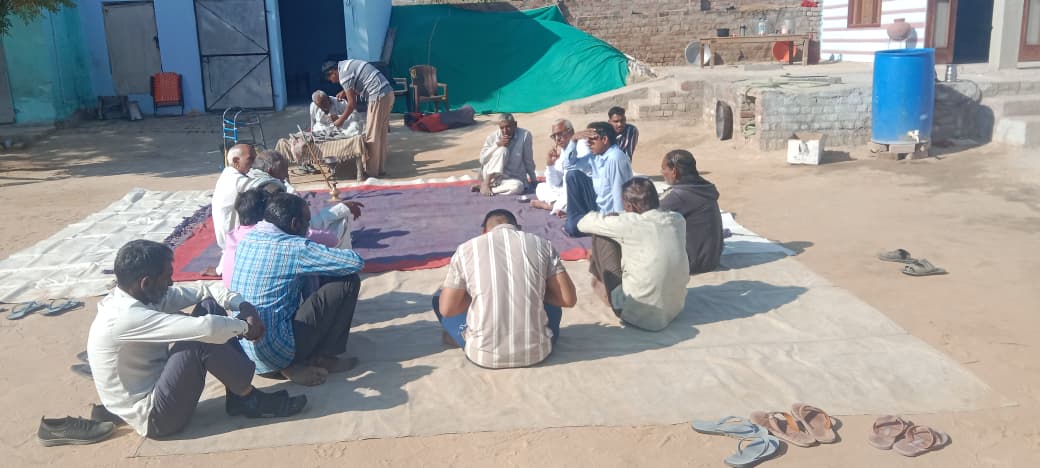 मृतक सुनील के चूरू स्थित घर पर बैठक में शामिल लोग